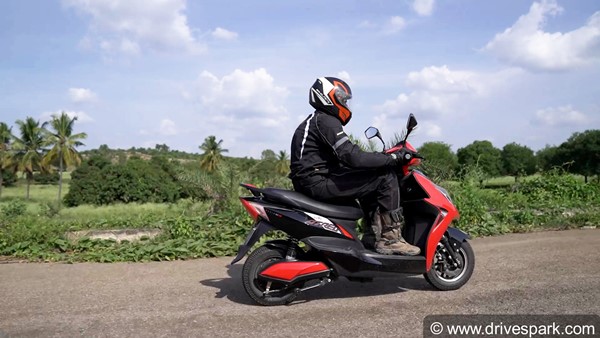 பெட்ரோல் விற்கிற விலைக்கு பேசாம ஒண்ணு வாங்கீர வேண்டியதுதான்... இவி ஏட்ரியோ எலெக்ட்ரிக் ஸ்கூட்டர் ரிவியூ!