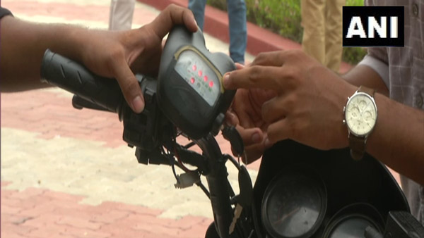 ஹைப்ரிட் பைக்கை உருவாக்கிய மாணவர்கள்... ஓட்றதுக்கு எவ்ளோ செலவு ஆகும்னு தெரிஞ்சா சத்தியமா நம்ப மாட்டீங்க!