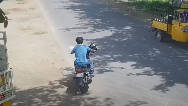 எல்லாம் சேட்டை... மது பிரியர் செய்த உச்சகட்ட காமெடி... வீடியோவை பாத்து சிரிச்சு சிரிச்சு வயிறு வலிக்குது!