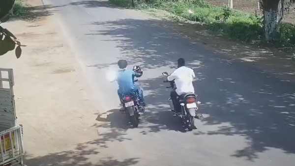 எல்லாம் சேட்டை... மது பிரியர் செய்த உச்சகட்ட காமெடி... வீடியோவை பாத்து சிரிச்சு சிரிச்சு வயிறு வலிக்குது!