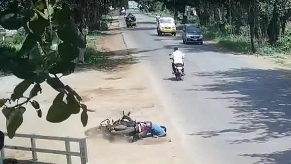 எல்லாம் சேட்டை... மது பிரியர் செய்த உச்சகட்ட காமெடி... வீடியோவை பாத்து சிரிச்சு சிரிச்சு வயிறு வலிக்குது!