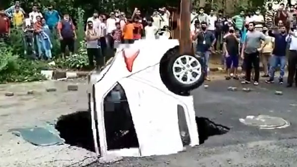 மொதல்ல ரோட்டை தரமா போடுங்கப்பா... மழையால் ஏற்பட்ட திடீர் பள்ளத்தில் மூழ்கிய கார்... யாருடையது தெரியுமா?