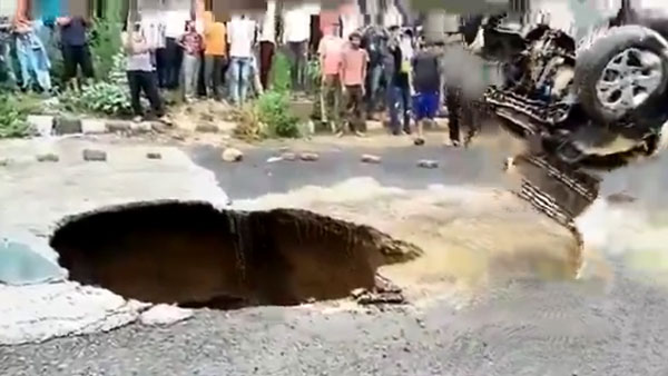 மொதல்ல ரோட்டை தரமா போடுங்கப்பா... மழையால் ஏற்பட்ட திடீர் பள்ளத்தில் மூழ்கிய கார்... யாருடையது தெரியுமா?
