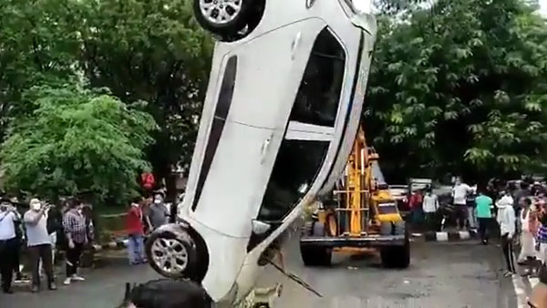 மொதல்ல ரோட்டை தரமா போடுங்கப்பா... மழையால் ஏற்பட்ட திடீர் பள்ளத்தில் மூழ்கிய கார்... யாருடையது தெரியுமா?