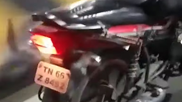 டூவீலரை ஓட்டிக்கொண்டே இந்த நபர் செய்த காரியத்தை பாருங்க... சமூக வலை தளங்களில் வைரலாகும் வீடியோ!