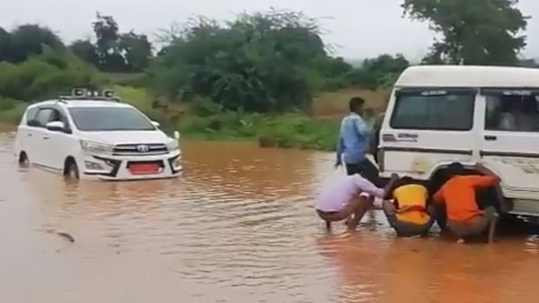 தண்ணீர் நிறைந்த பாதையில் சிக்கிய எம்பி-யின் சொகுசு கார்! இப்போவாது வாகன ஓட்டிகளின் சிரமம் புரியுதா மிஸ்டர் எம்பி!