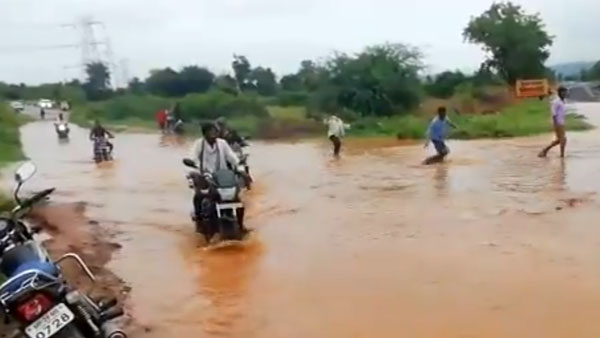 தண்ணீர் நிறைந்த பாதையில் சிக்கிய எம்பி-யின் சொகுசு கார்! இப்போவாது வாகன ஓட்டிகளின் சிரமம் புரியுதா மிஸ்டர் எம்பி!