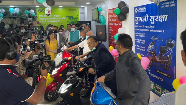 இ-ஸ்கூட்டர் தயாரிப்பிற்கு வந்துள்ள முன்னணி பேட்டரி தயாரிப்பு நிறுவனம்!! இரு ஸ்கூட்டர்களை அறிமுகம் செய்தது!