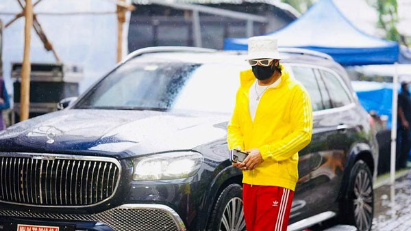 இப்போதான் அறிமுகமாச்சு அதுக்குள்ள வீட்டுக்கு எடுத்து வந்துட்டார்! விலையுயர்ந்த கார்களை வரிசையாக வாங்கி குவிக்கும் நடிகர்! இப்போ வாங்கியிருக்கும் காரின் விலைய கேட்டா மயக்கமே போட்ருவீங்க!