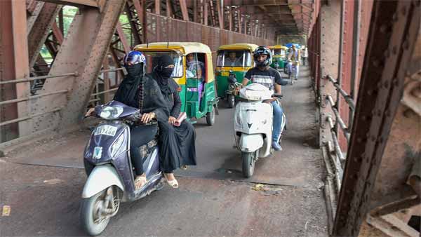 இதை யாருமே எதிர்பாக்கல... டூவீலர் ஓட்டிகளை கதிகலங்க வைத்த ஐகோர்ட்டின் அதிரடி உத்தரவு... என்னனு தெரியுமா?