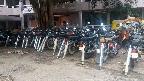 இதை யாருமே எதிர்பாக்கல... டூவீலர் ஓட்டிகளை கதிகலங்க வைத்த ஐகோர்ட்டின் அதிரடி உத்தரவு... என்னனு தெரியுமா?