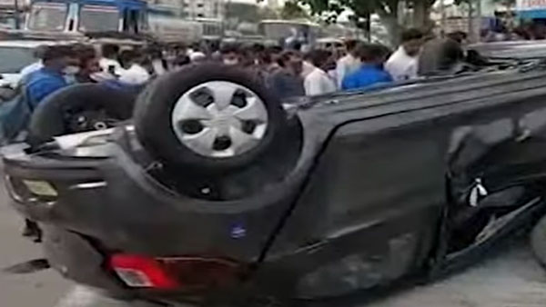 எவ்வளவு கனவு கண்டிருப்பார்!! டெலிவிரி எடுப்பதற்குள் அப்பளம் போல் நொறுங்கிய டாடா டியாகோ!!