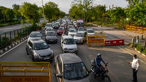 ஸ்கூட்டரில் சென்று கொண்டிருந்த இளைஞர்களை கண்மூடி தனமாக எட்டி உதைத்த காவலர்! உறைய வைக்கும் வீடியோ!