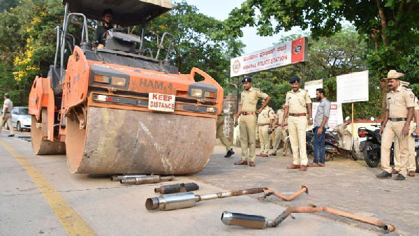 இதையெல்லாம் பொருத்தக்கூடாது என எத்தனை முறை கூறுவது? மாடிஃபை சைலன்ஸர்களை சாலையில் போட்டு அழித்த போலீஸார்!!