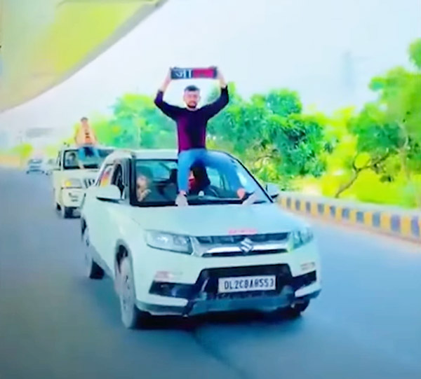 ஜாதி பெயரை தாங்கியவாறு கார் மேற்கூரையில் பயணித்த இளைஞர்கள்! அடுத்தமுற செய்ய தயங்குவாங்க! போலீஸ் செஞ்சது அப்படி!