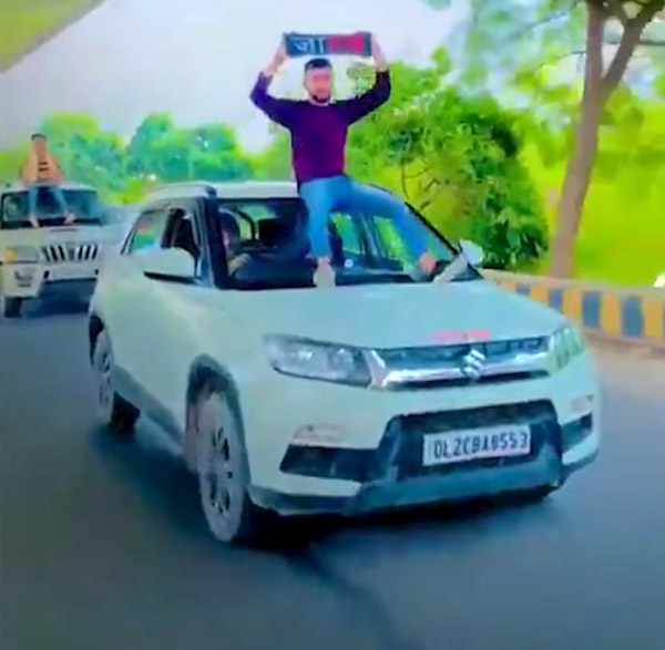 ஜாதி பெயரை தாங்கியவாறு கார் மேற்கூரையில் பயணித்த இளைஞர்கள்! அடுத்தமுற செய்ய தயங்குவாங்க! போலீஸ் செஞ்சது அப்படி!