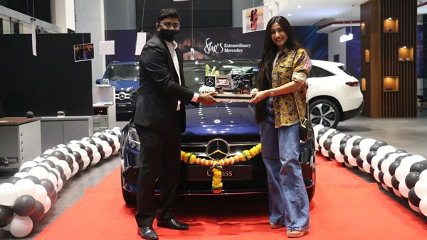 விலை உயர்ந்த சொகுசு காரை வாங்கிய பிரபல கிரிக்கெட் வீரர்... டெலிவரி எடுத்த மனைவி... யார்னு தெரியுமா?