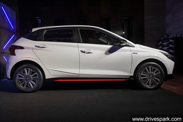 எந்த வேரியண்ட்டில் புதிய Hyundai i20 N Line காரை வாங்குவது? என்6-ஆ (அ) என்8-ஆ? இரண்டிற்கும் உள்ள வித்தியாசம்!!