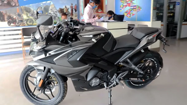 மீண்டும் கருப்பு நிறத்தில் Bajaj Pulsar RS200!! ஷோரூம்களுக்கு வந்தது!
