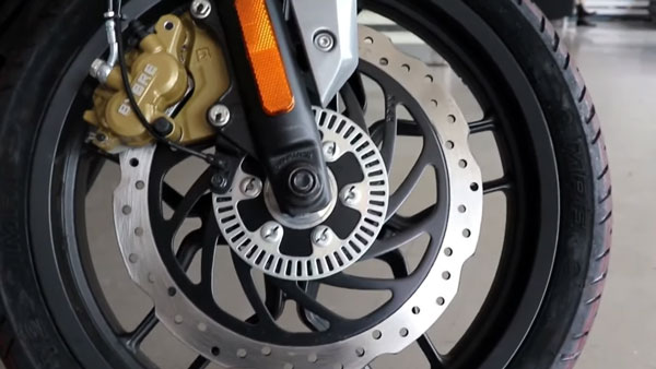 மீண்டும் கருப்பு நிறத்தில் Bajaj Pulsar RS200!! ஷோரூம்களுக்கு வந்தது!