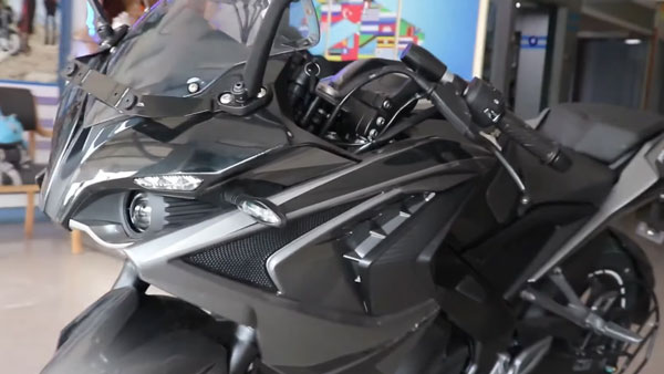 மீண்டும் கருப்பு நிறத்தில் Bajaj Pulsar RS200!! ஷோரூம்களுக்கு வந்தது!