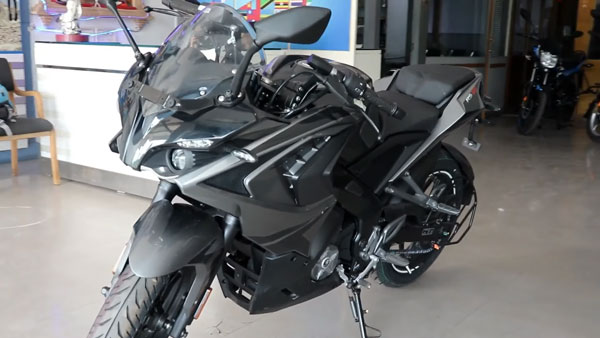 மீண்டும் கருப்பு நிறத்தில் Bajaj Pulsar RS200!! ஷோரூம்களுக்கு வந்தது!