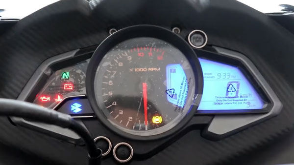மீண்டும் கருப்பு நிறத்தில் Bajaj Pulsar RS200!! ஷோரூம்களுக்கு வந்தது!
