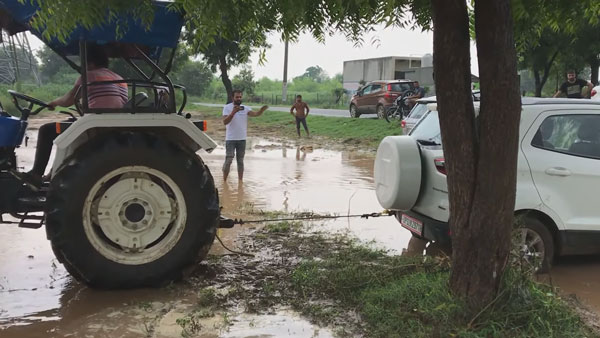 Front-Wheel-Drive எஸ்யூவி காரை ஏன் ஆஃப்-ரோட்டிற்கு எடுத்த செல்லக்கூடாது? இந்த வீடியோ தான் பதில்
