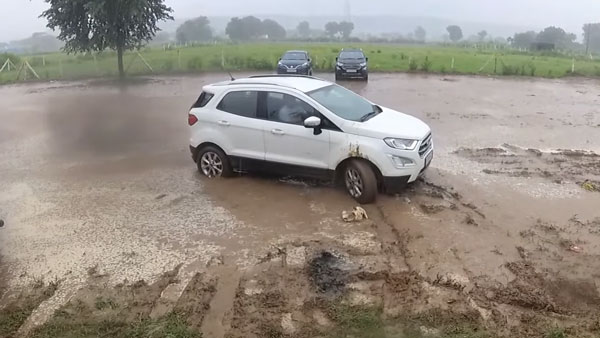 Front-Wheel-Drive எஸ்யூவி காரை ஏன் ஆஃப்-ரோட்டிற்கு எடுத்த செல்லக்கூடாது? இந்த வீடியோ தான் பதில்