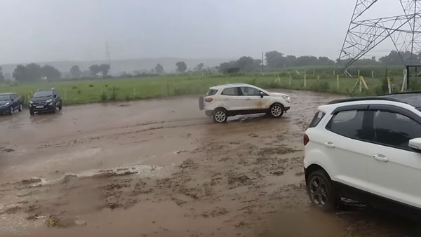 Front-Wheel-Drive எஸ்யூவி காரை ஏன் ஆஃப்-ரோட்டிற்கு எடுத்த செல்லக்கூடாது? இந்த வீடியோ தான் பதில்