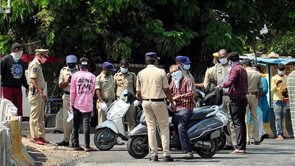 துளி கூட பயமில்லை, ஒரே ஒரு பதில் தான்... ஸ்கூட்டர் ஓட்டிவந்த சிறுவர்களை போலீஸாரே வழியனுப்பி வைத்தனர்!!