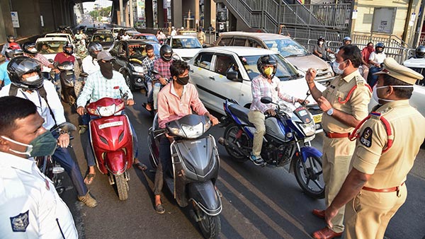 துளி கூட பயமில்லை, ஒரே ஒரு பதில் தான்... ஸ்கூட்டர் ஓட்டிவந்த சிறுவர்களை போலீஸாரே வழியனுப்பி வைத்தனர்!!