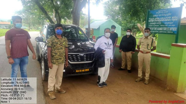 உணவு கொடுத்தது ஒரு குத்தமா? விலையுயர்ந்த காருடன் இளைஞர்களை தூக்கிய அதிகாரிகள்! நடவடிக்கைக்கான முழு காரணம்!