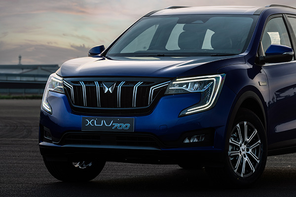 என்ன Mahindra XUV700 கார் இவ்ளோ வேகமா போகுமா? சாலையை அதிர வைத்த புதுமுக கார்!