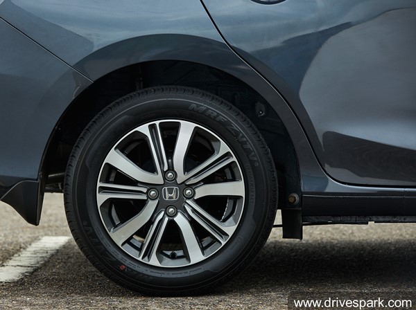 Tata Tigor தொடங்கி மொத்தம் மூன்று கார்களுக்கு போட்டி... 2021 Honda Amaze காரின் முழு ரிவியூ தகவல்...