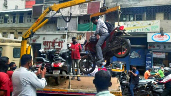 கடமை உணர்வு... இருசக்கர வாகன ஓட்டி உடன் பைக்கை கொத்தாக தூக்கிய போலீஸ்... எங்கே இந்த சம்பவம் நடைபெற்றது தெரியுமா?