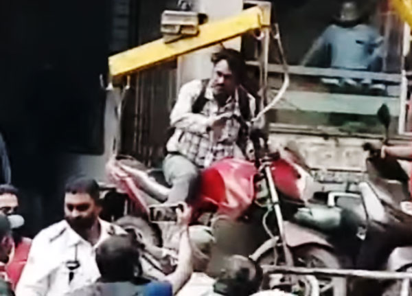 கடமை உணர்வு... இருசக்கர வாகன ஓட்டி உடன் பைக்கை கொத்தாக தூக்கிய போலீஸ்... எங்கே இந்த சம்பவம் நடைபெற்றது தெரியுமா?