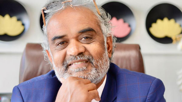 எப்படியாவது பதக்கதை வெல்லுங்கள்!! இந்திய மகளிர் ஹாக்கி அணியினருக்கு பரிசாக கார், வைர வியாபாரி அறிவித்தார்