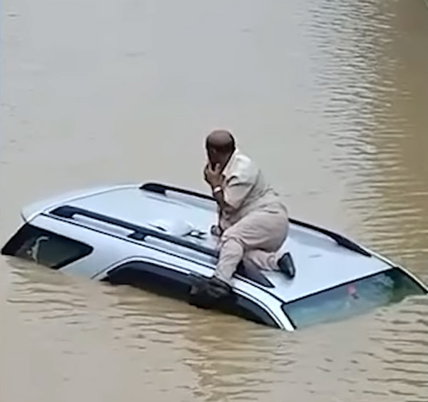 குளமோ அல்லது குட்டையோ கிடையாதுங்க, சாதாரண சுரங்க சாலை தான்!! உத்தர பிரதேசத்தில் அரங்கேறியுள்ள சம்பவம்