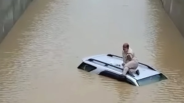 குளமோ அல்லது குட்டையோ கிடையாதுங்க, சாதாரண சுரங்க சாலை தான்!! உத்தர பிரதேசத்தில் அரங்கேறியுள்ள சம்பவம்