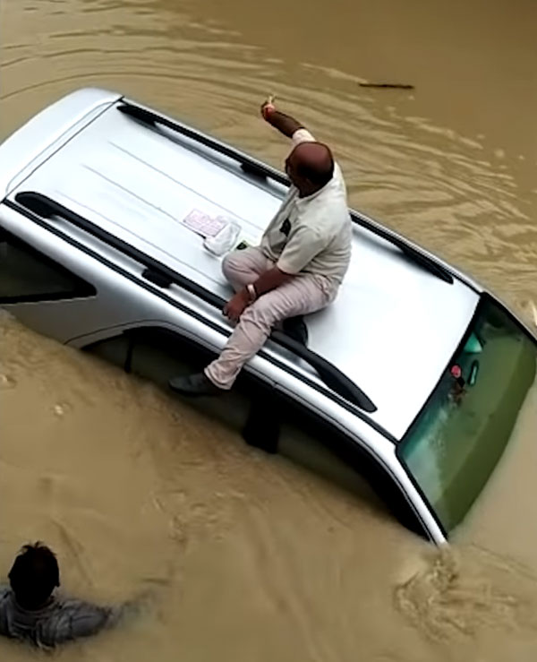 குளமோ அல்லது குட்டையோ கிடையாதுங்க, சாதாரண சுரங்க சாலை தான்!! உத்தர பிரதேசத்தில் அரங்கேறியுள்ள சம்பவம்