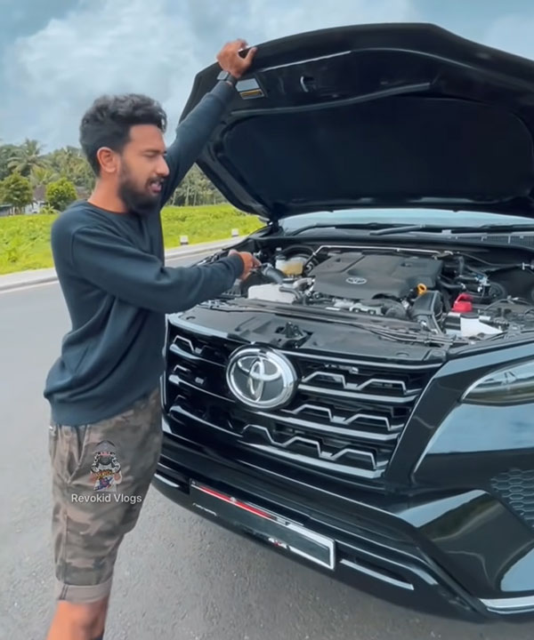 அவசரம்னா எங்கும் தேடி அலைய வேண்டாம்! இப்படி ஒரு வசதி எல்லாருடைய காருலையும் இருக்கணுங்க!