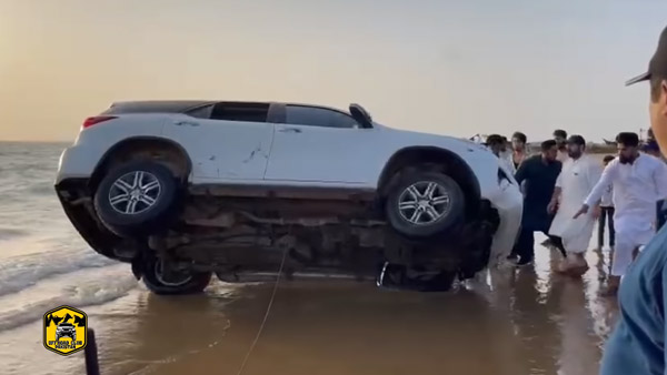 இதெல்லாம் தேவை தானா? கடற்கரையில் ‘பல்டி’ அடித்த Toyota Fortuner கார்!! வைரல் வீடியோ