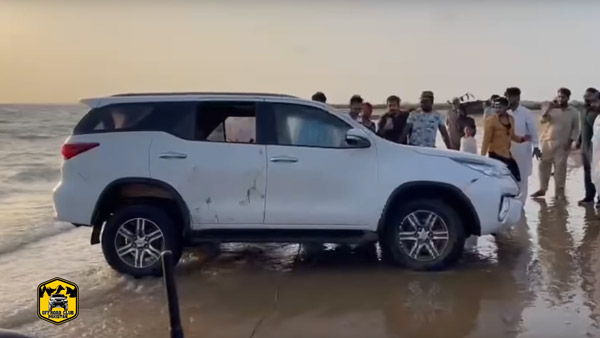இதெல்லாம் தேவை தானா? கடற்கரையில் ‘பல்டி’ அடித்த Toyota Fortuner கார்!! வைரல் வீடியோ