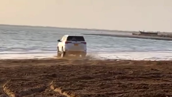 இதெல்லாம் தேவை தானா? கடற்கரையில் ‘பல்டி’ அடித்த Toyota Fortuner கார்!! வைரல் வீடியோ