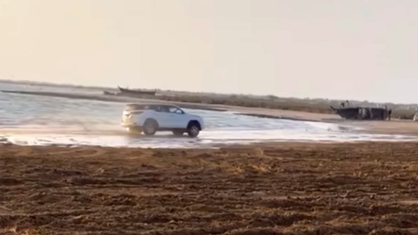 இதெல்லாம் தேவை தானா? கடற்கரையில் ‘பல்டி’ அடித்த Toyota Fortuner கார்!! வைரல் வீடியோ