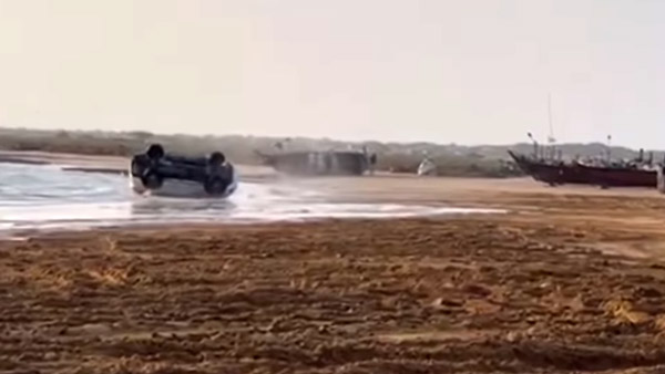 இதெல்லாம் தேவை தானா? கடற்கரையில் ‘பல்டி’ அடித்த Toyota Fortuner கார்!! வைரல் வீடியோ