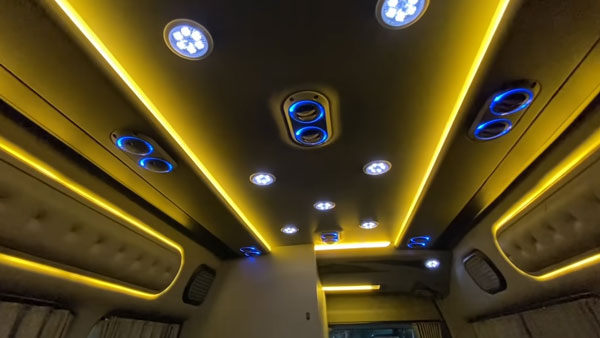 சமையலறை, கழிவறை என சின்ன வீடாகவே மாறிய Toyota Hiace... வாங்கினா இப்படி ஒரு வாகன்தான் வாங்கணும்!