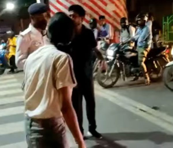 நட்ட நடு ரோட்டில் கார் டிரைவரிடம் மோசமாக நடந்து கொண்ட இளம்பெண்... வைரலாகும் வீடியோ!