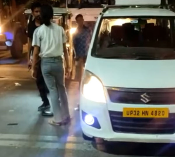 நட்ட நடு ரோட்டில் கார் டிரைவரிடம் மோசமாக நடந்து கொண்ட இளம்பெண்... வைரலாகும் வீடியோ!
